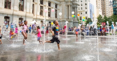children running through fountains in Philadelphia